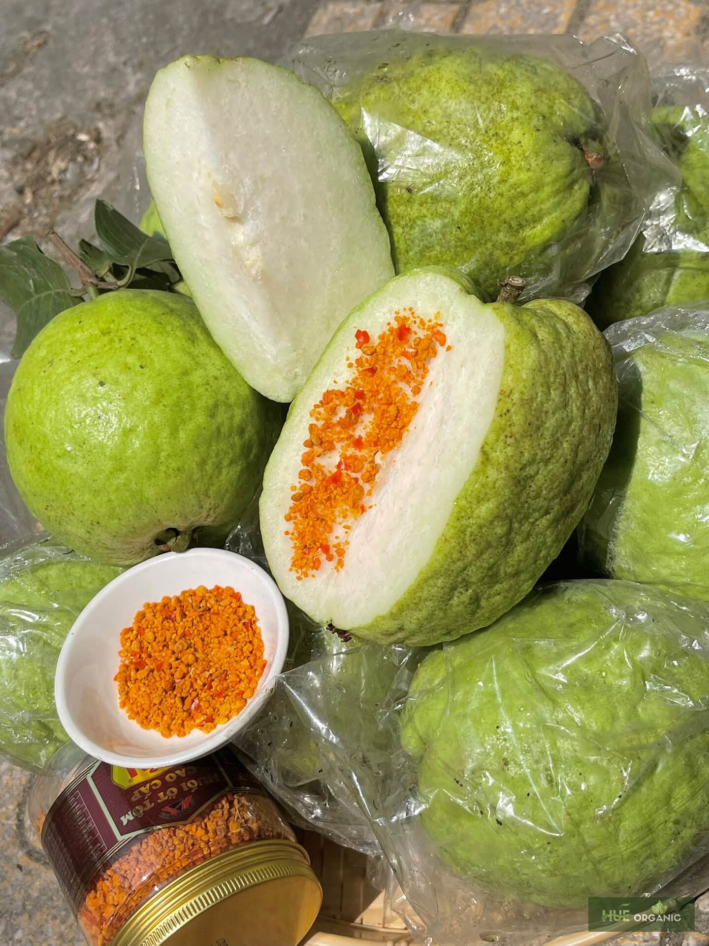 Ổi Ruột Trắng Giòn Ngọt Chấm Muối Ớt